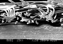 Mikro poras turinčios neaustinės medžiagos mikrostruktūros nuotrauka